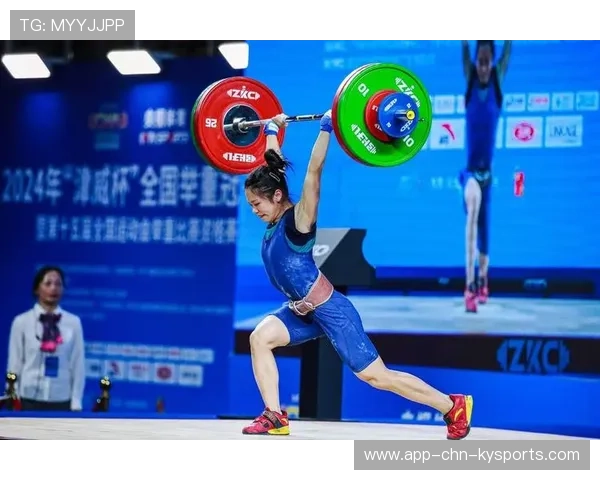 青年举重锦标赛新人表现惊艳全场，青年举重冠军